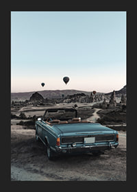 Fotografisches klassisches Cabrio am Aussichtspunkt mit Heißluftballons-5