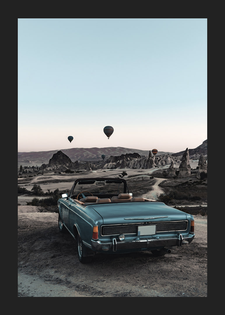 Fotografisches klassisches Cabrio am Aussichtspunkt mit Heißluftballons-12
