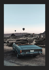 Fotografisk klassisk cabriolet vid utkiksplats med luftballonger-5