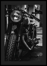 Svartvit närbild av klassisk motorcykel i stadsmiljö-0