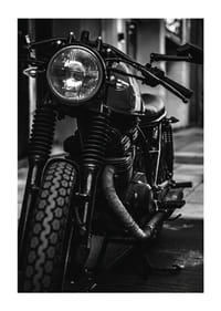 Svartvit närbild av klassisk motorcykel i stadsmiljö-3