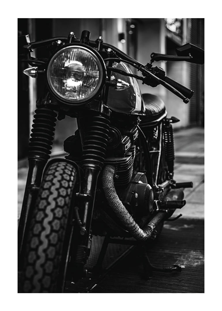 Svartvit närbild av klassisk motorcykel i stadsmiljö-12