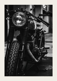 Svartvit närbild av klassisk motorcykel i stadsmiljö-5