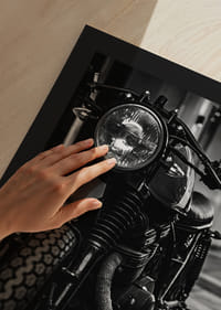 Gros plan noir et blanc d'une moto classique en milieu urbain-9