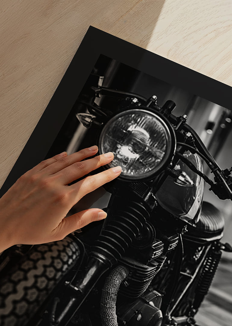 Gros plan noir et blanc d'une moto classique en milieu urbain-12