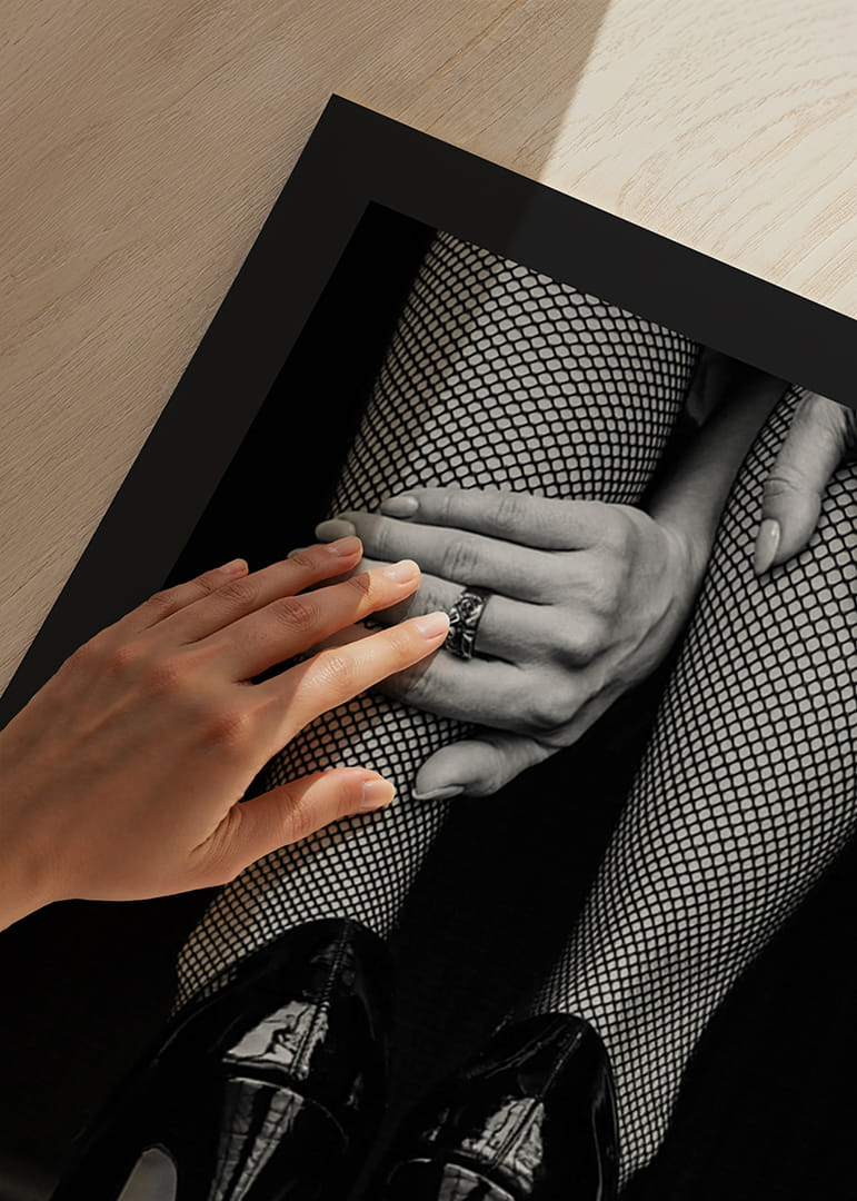 Sort-hvidt foto af ben i netstrømpebukser og sorte hæle-12