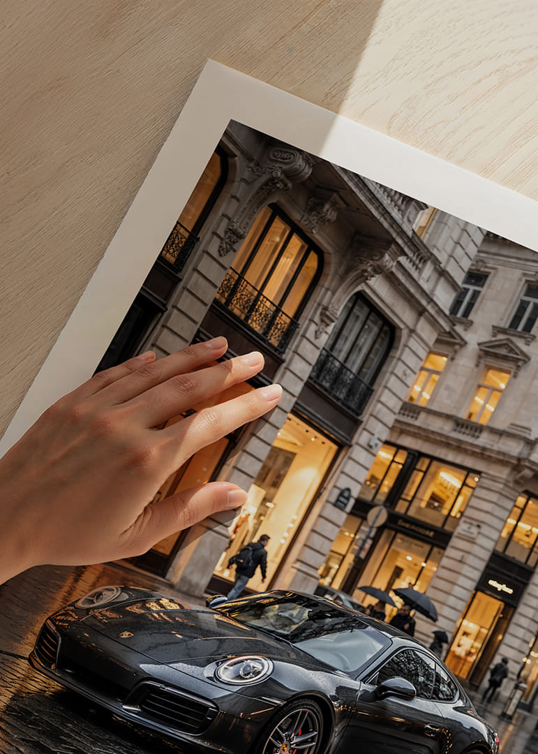 Porsche 911 Carrera i mörkgrått framför lyxiga butiker-12