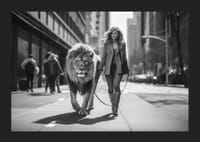 Czarno-biały widok miasta z kobietą prowadzącą lwa na smyczy-5