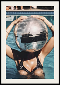 Frau im Pool trägt eine große Discokugel auf dem Kopf, sonniges Licht-2