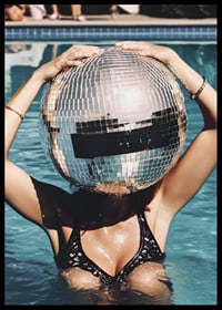 Frau im Pool trägt eine große Discokugel auf dem Kopf, sonniges Licht-6