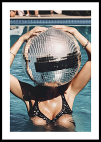 Frau im Pool trägt eine große Discokugel auf dem Kopf, sonniges Licht-0