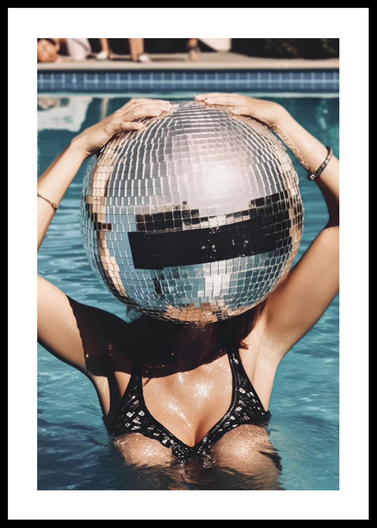 Frau im Pool trägt eine große Discokugel auf dem Kopf, sonniges Licht-12