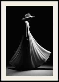 Czarno-biała sylwetka kobiety w szerokiej białej sukni i kapeluszu-4