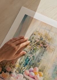 En plakat med et solbelyst påskebord dekorert med pastellfargede egg og blomster-5
