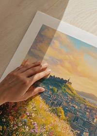 Un poster care unește florile sălbatice și castelul emblematic din Edinburgh într-un apus de soare auriu-5