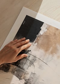 Abstrakt målning med beige, svart och gråa block i lager-9