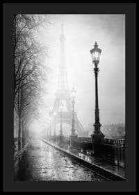 Fotografía artística en blanco y negro de la Torre Eiffel en medio de una densa niebla matutina.-4