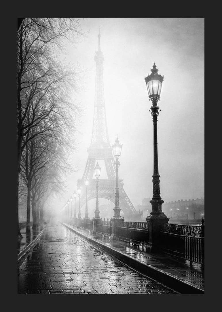 Fotografía artística en blanco y negro de la Torre Eiffel en medio de una densa niebla matutina.-12