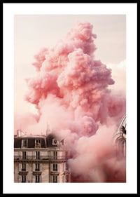 Parisisk byggnad med rosa moln över taken i mjukt ljus-0