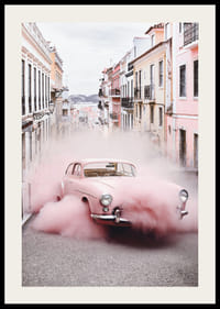 Rosa Mercedes-Benz 300 SL med rosa rök i stadsmiljö-2