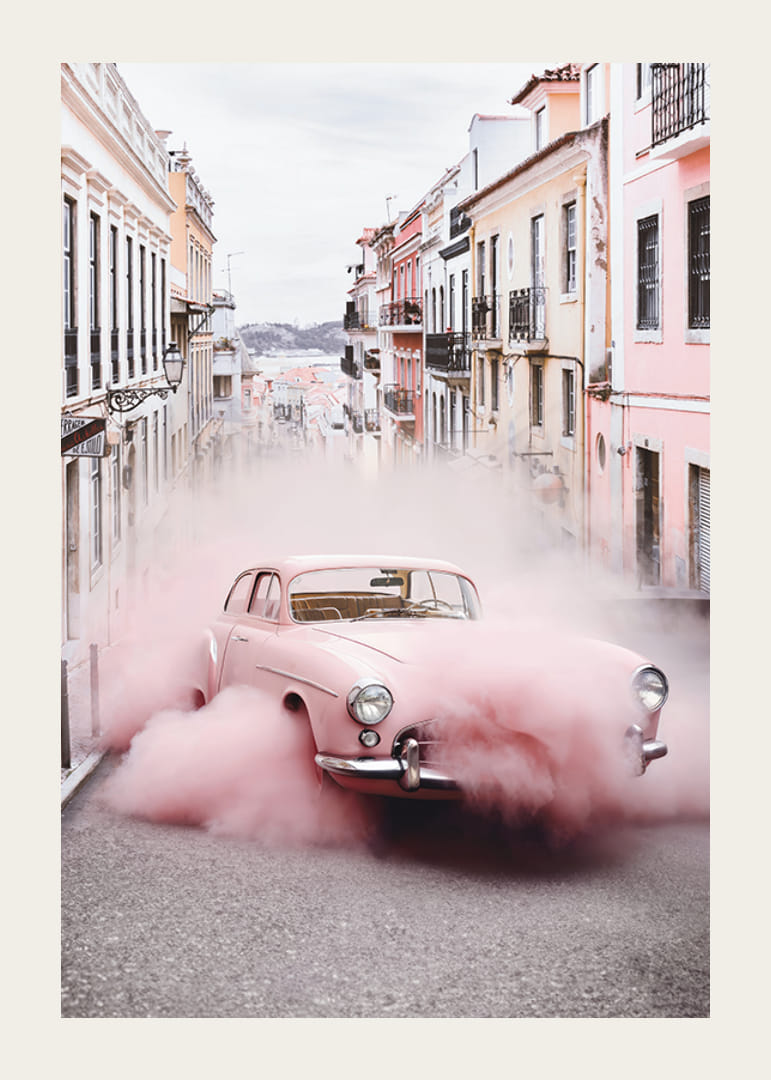 Rosa Mercedes-Benz 300 SL med rosa rök i stadsmiljö-12