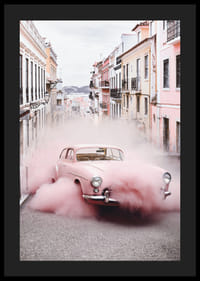 Rosa Mercedes-Benz 300 SL med rosa rök i stadsmiljö-4