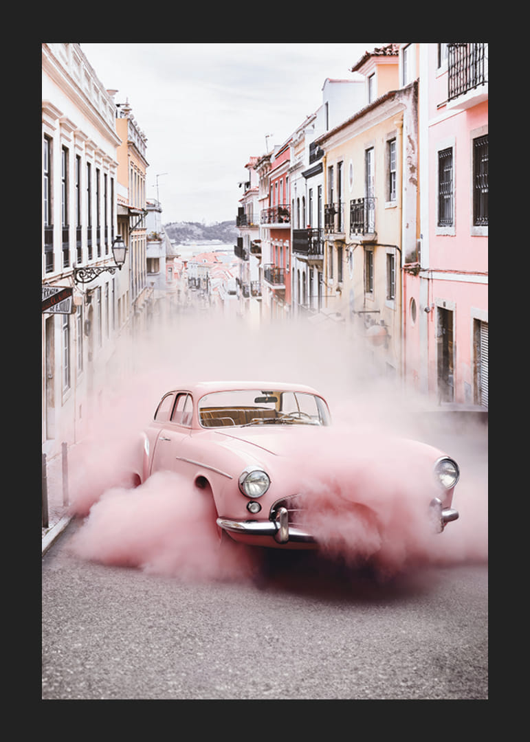 Rosa Mercedes-Benz 300 SL med rosa rök i stadsmiljö-12