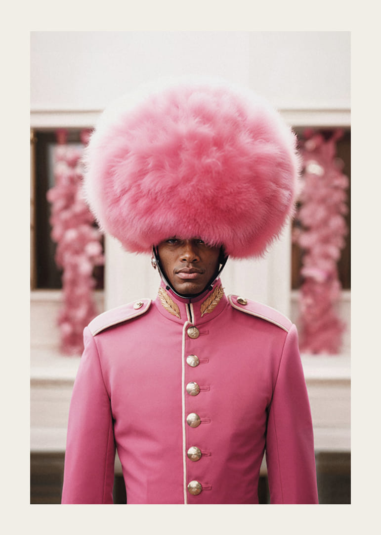 Kunglig vakt i rosa uniform och stor plymös, fotografisk-12