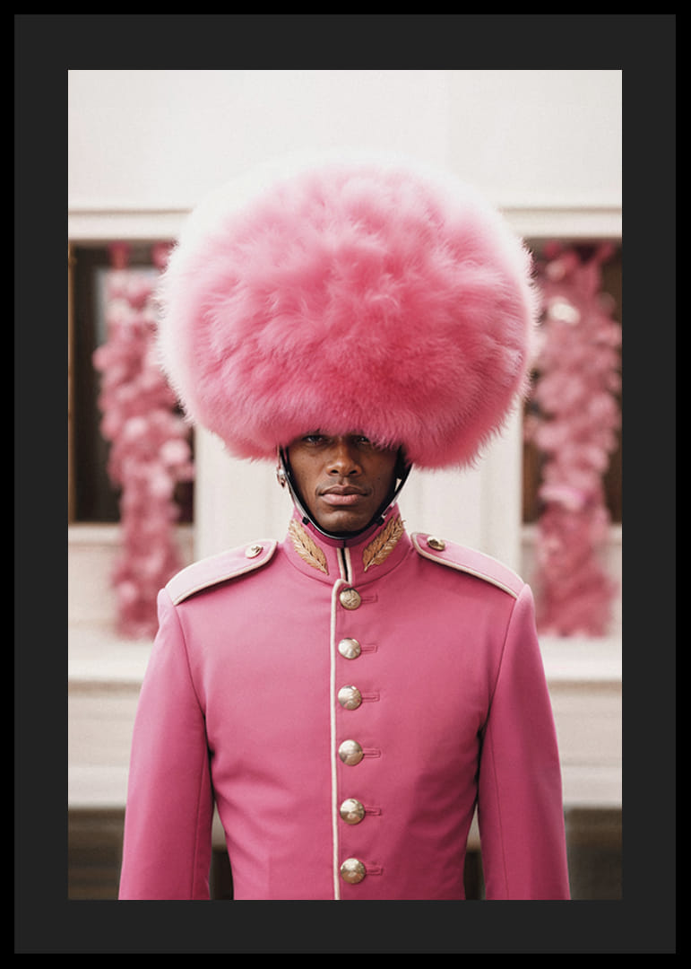 Kunglig vakt i rosa uniform och stor plymös, fotografisk-12