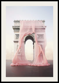 Triumfbågen i Paris draperad i transparent rosa tyg-2