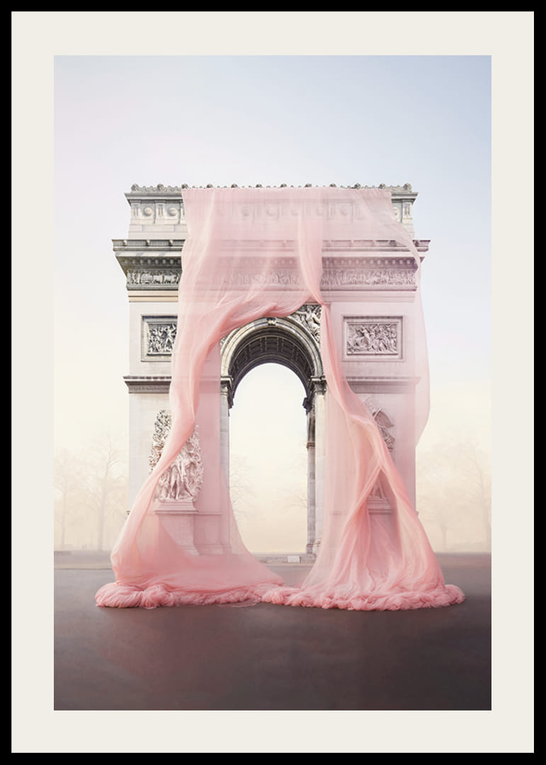 Triumfbågen i Paris draperad i transparent rosa tyg-12