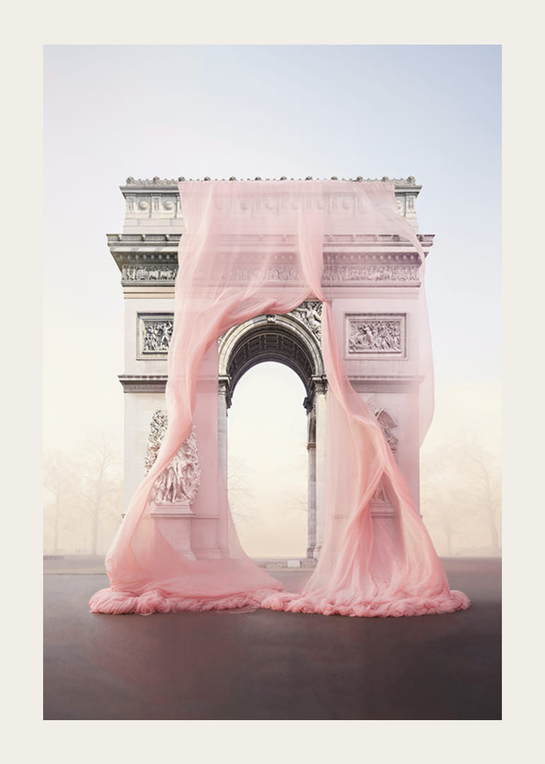 Triumfbågen i Paris draperad i transparent rosa tyg-12