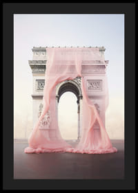 Triumfbågen i Paris draperad i transparent rosa tyg-4