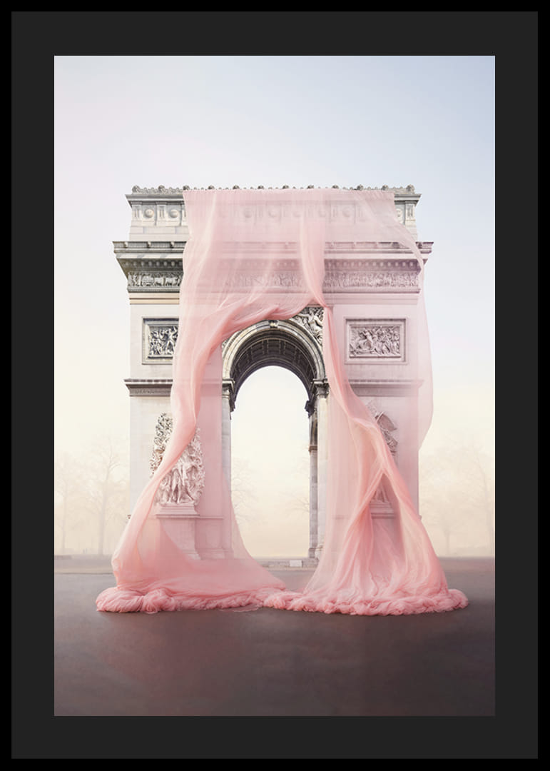 Triumfbågen i Paris draperad i transparent rosa tyg-12