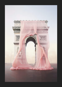 Triumfbågen i Paris draperad i transparent rosa tyg-5