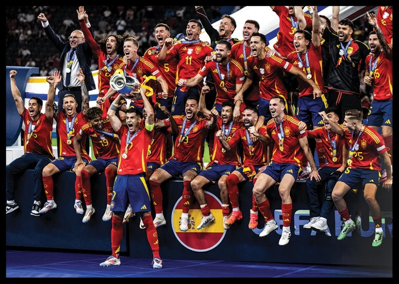 Spanien presenteras som vinnare i UEFA Euro 2024-12