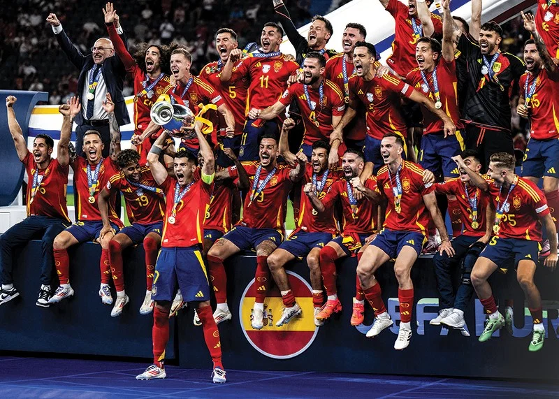 Spanien presenteras som vinnare i UEFA Euro 2024-12