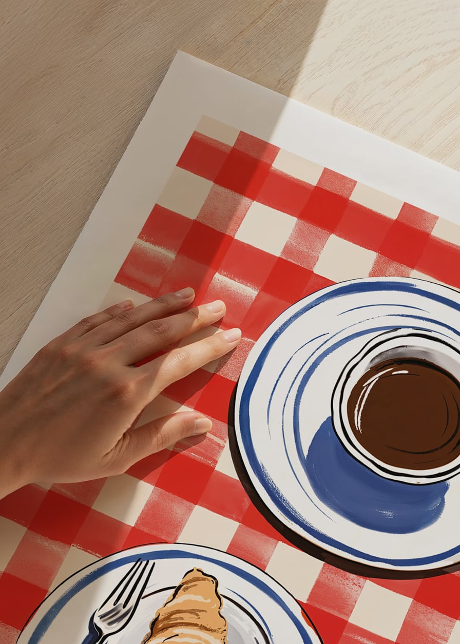 Illustration av kopp kaffe och croissant på rutig duk-12