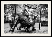 Zwart-witfoto van het Charging Bull-beeldhouwwerk in New York-2