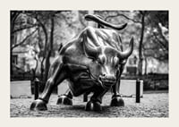 Zwart-witfoto van het Charging Bull-beeldhouwwerk in New York-3
