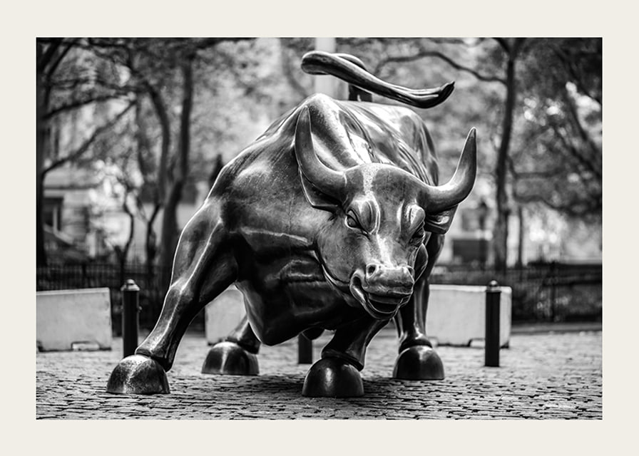 Zwart-witfoto van het Charging Bull-beeldhouwwerk in New York-12