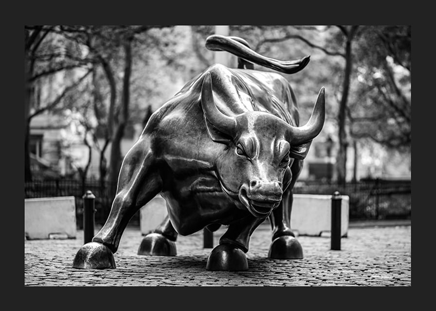 Zwart-witfoto van het Charging Bull-beeldhouwwerk in New York-12