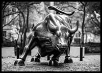 Zwart-witfoto van het Charging Bull-beeldhouwwerk in New York-6