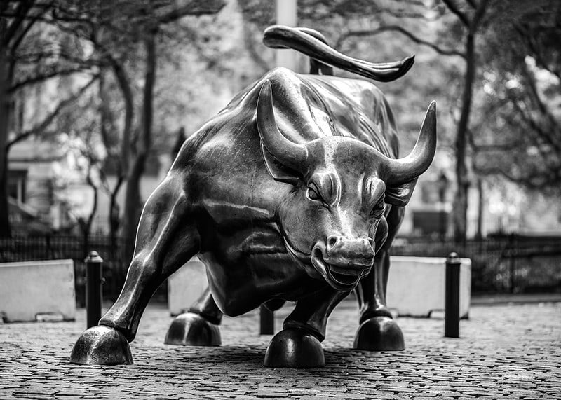 Zwart-witfoto van het Charging Bull-beeldhouwwerk in New York-12