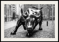 Primo piano in bianco e nero della scultura Charging Bull a New York-2