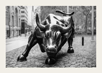 Primo piano in bianco e nero della scultura Charging Bull a New York-3