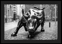 Primo piano in bianco e nero della scultura Charging Bull a New York-4
