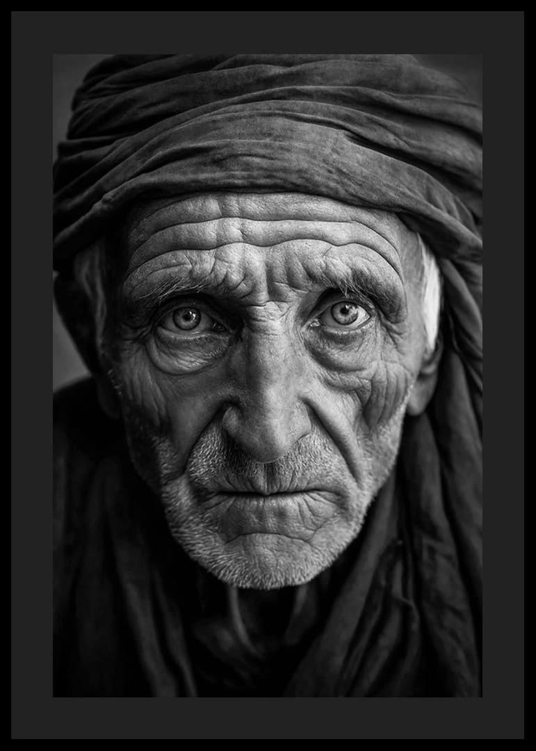 Fekete-fehér portré egy idős férfiról, tiszta arcvonásokkal-12