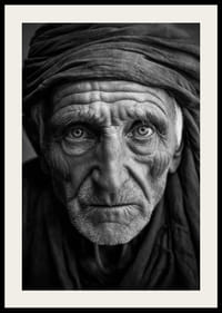 Fekete-fehér portré egy idős férfiról, tiszta arcvonásokkal-4