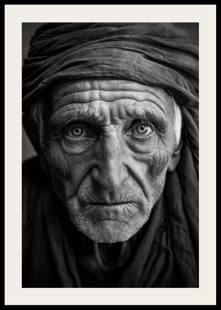 Fekete-fehér portré egy idős férfiról, tiszta arcvonásokkal-12